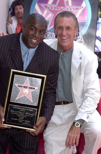 Quando il 21 giugno 2001 Hollywood dedica una stella a Magic Johnson, Riley non pu amncare
